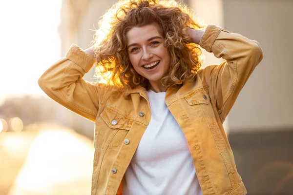 Retrato Mujer Joven Con Pelo Rizado Ciudad —  Fotos de Stock