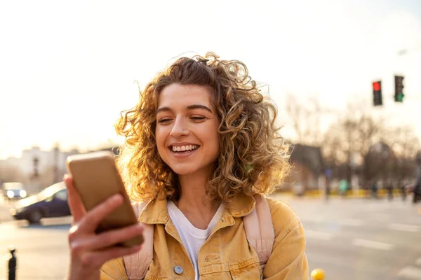 Junge Hipster Frau Nutzt Smartphone Bei Sonnenuntergang — Stockfoto