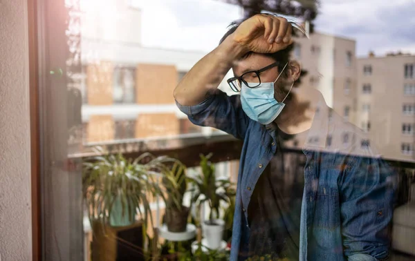 Homem Com Máscara Facial Olhar Pela Janela — Fotografia de Stock