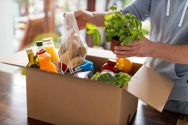 Junger Mann Packt Hause Kisten Mit Lebensmitteln Aus — Stockfoto