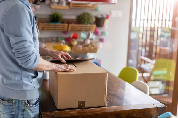 Joven Hombre Desembalaje Paquete Ordenado Línea Casa — Foto de Stock