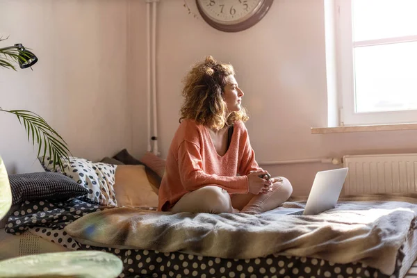 Jonge Vrouw Werkt Bed Thuis Met Laptop — Stockfoto