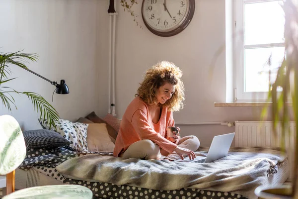 Jonge Vrouw Werkt Bed Thuis Met Laptop — Stockfoto