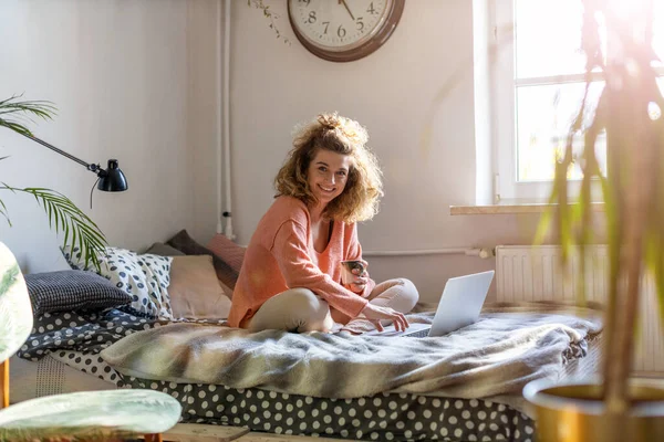 Jonge Vrouw Werkt Bed Thuis Met Laptop — Stockfoto