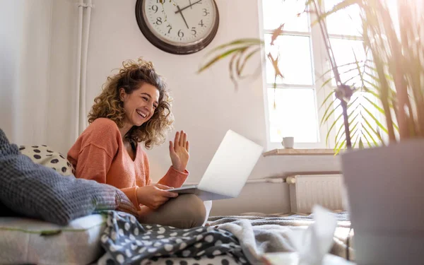 Jonge Vrouw Werkt Bed Thuis Met Laptop — Stockfoto