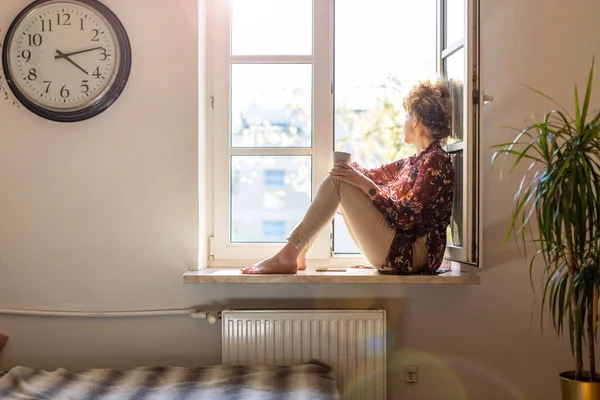 Junge Frau Sitzt Auf Fensterbank — Stockfoto