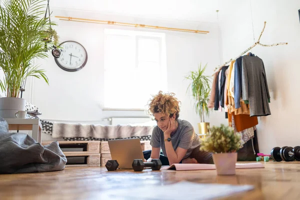 Mujer Joven Haciendo Ejercicio Físico Casa — Foto de Stock