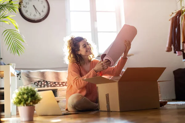 Mujer Desembalaje Caja Con Equipo Entrenamiento Casa — Foto de Stock