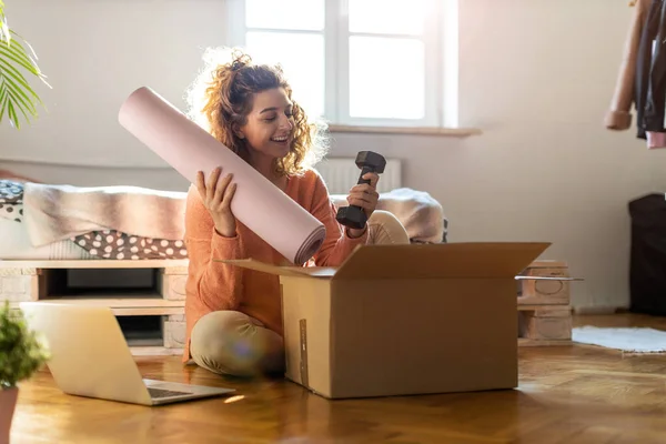 Mujer Desembalaje Caja Con Equipo Entrenamiento Casa — Foto de Stock