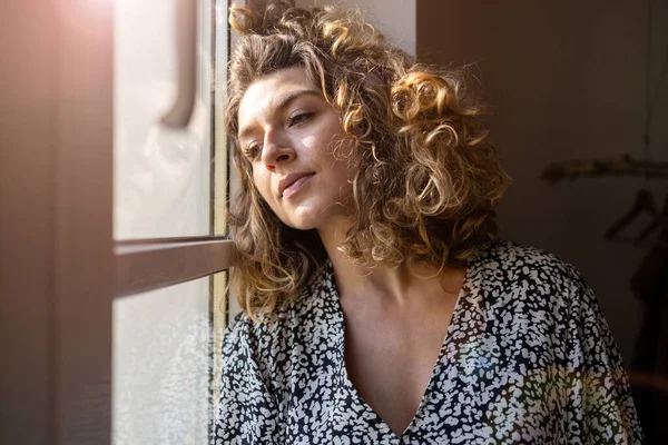 Mujer Pensativa Delante Ventana — Foto de Stock