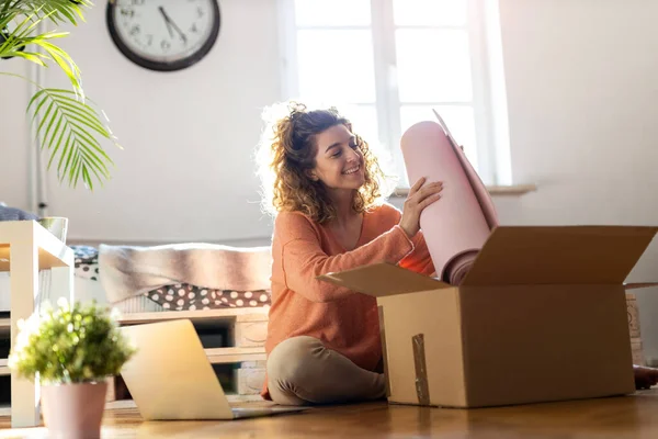 Mujer Desembalaje Caja Con Equipo Entrenamiento Casa — Foto de Stock