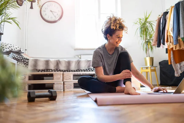 Mujer Joven Haciendo Ejercicio Físico Casa — Foto de Stock