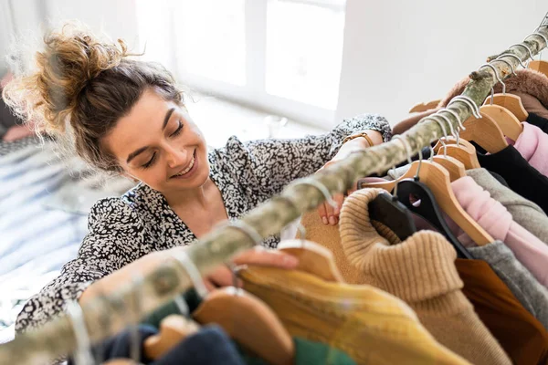 Jovem Mulher Escolhendo Roupas — Fotografia de Stock