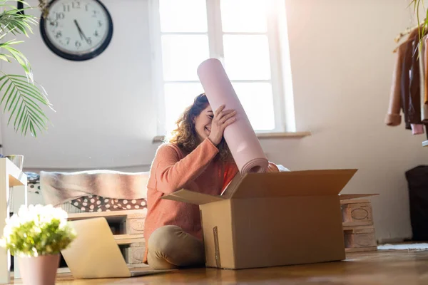 Mujer Desembalaje Caja Con Equipo Entrenamiento Casa — Foto de Stock