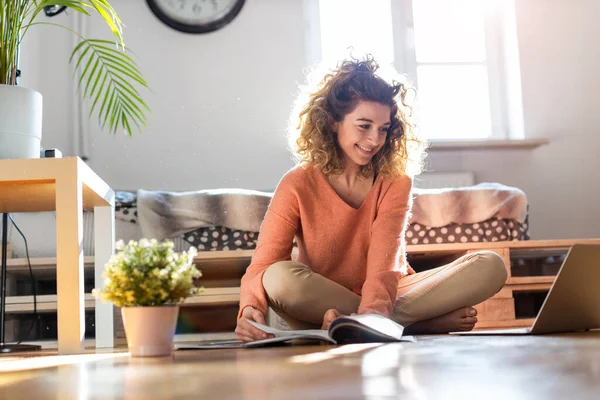 Mujer Joven Que Trabaja Casa Con Portátil — Foto de Stock