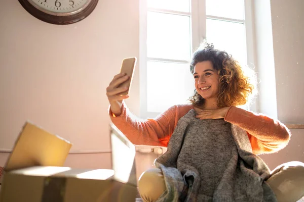 Donna Prendendo Selfie Mentre Cercando Vestiti Casa — Foto Stock