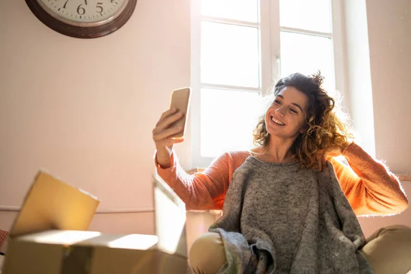 Kvinna Som Tar Selfie Medan Försöker Kläder Hemma — Stockfoto