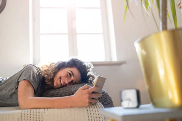 Young Woman Using Smartphone Bed — Stock Photo, Image