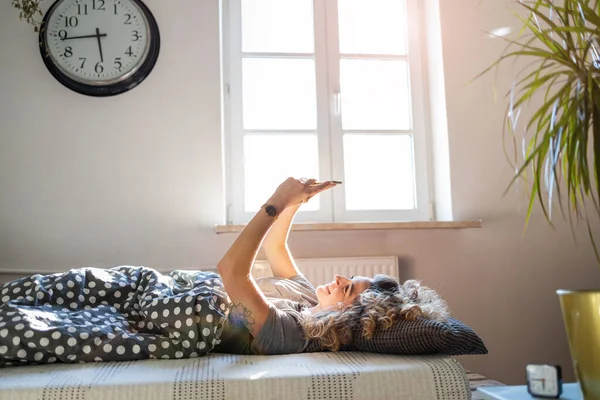 Junge Frau Nutzt Smartphone Bett — Stockfoto