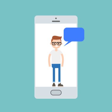 Bin yıllık çocuk akıllı telefonun ekran konsepti üzerinde konuşurken / EDI