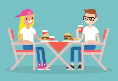 Restoran ziyaretçi. İki genç bir fast food Restoran akşam yemeği 