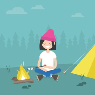 Ormanda kamp. Genç kadın karakter kavurma marshmallow yanıyor 