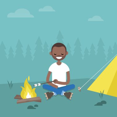 Ormanda kamp. Genç siyah karakter kavurma marshmallow yanıyor 