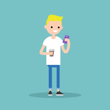Genç sarışın çocuk manifatura onun smartphone ve t bir fincan holding