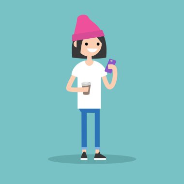 Genç kız manifatura onun smartphone ve almak bir fincan tutarak bir