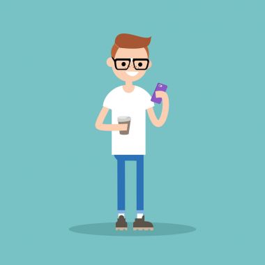 Genç nerd manifatura onun smartphone ve almak bir fincan tutarak bir