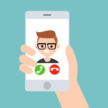 Bir akıllı telefon tutan el. Genç geek çocuktan gelen arama / f