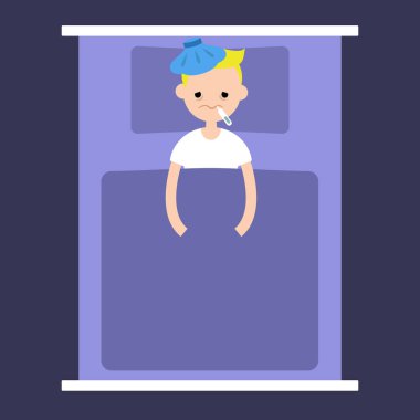 Onun h üzerinde buz torbası battaniyenin altında yatan hasta sarışın çocuk