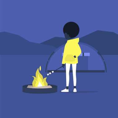 Ormanda yürüyüş, genç zenci kadın turist marshmallo kızartıyorlar.