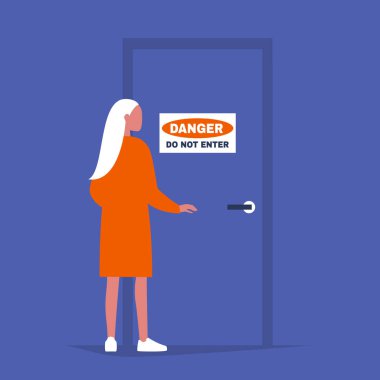 Genç bayan karakter kapının önünde bir Dang ile duruyor.