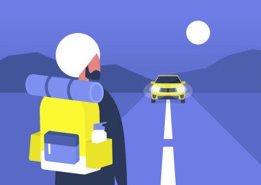 Genç Hintli erkek sırt çantalı. Bir arabanın yaklaşmasını bekliyor. Otostop çekiyor.