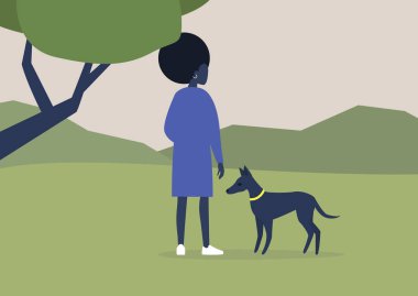 Genç siyahi kadın karakter köpekleriyle birlikte ormanda yürüyor, boş zamanlarında, yaz zamanı.