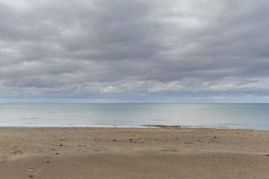 Mavi ve yeşil tonlu huzurlu deniz manzarası
