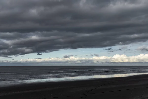 Oostduinkerke, Belgien - 18 november 2019: mörk havsutsikt med dramatisk himmel — Stockfoto