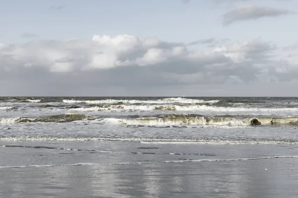 Oostduinkerke, Bélgica - 12 de noviembre de 2019: Un simple paisaje marino con nubes claras —  Fotos de Stock