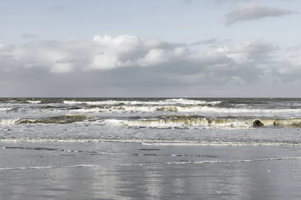 Oostduinkerke, Belgia - November12, 2019: Sebuah pemandangan laut sederhana dengan awan cahaya — Stok Foto