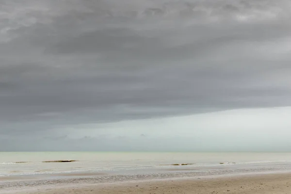 Oostduinkerke, Belçika - 26 Aralık 2019: Yeşil ve portakallı minimal deniz manzarası