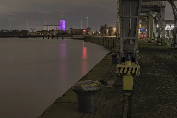 Antwerp, Belçika - 5 Şubat 2020: Eski limandaki Waagnatie siloları yakınlarındaki Scheldt nehri manzarası. Rijnkaai. — Stok fotoğraf