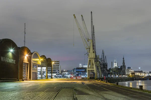 Antwerp, Belçika - 5 Şubat 2020: Antwerp 'teki Scheldt nehrinin kıyısında eski liman turnaları — Stok fotoğraf