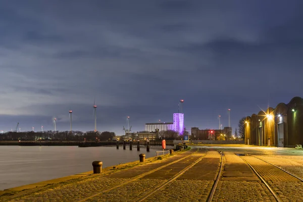 Antwerp, Belçika - 5 Şubat 2020: Waagnatie siloları yakınlarındaki Scheldt nehri manzarası. — Stok fotoğraf