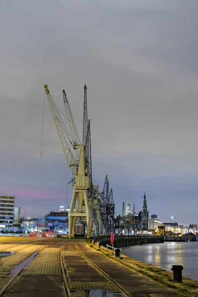 Antwerp, Belçika - 5 Şubat 2020: Antwerp 'teki Scheldt nehrinin kıyısında eski liman turnaları — Stok fotoğraf