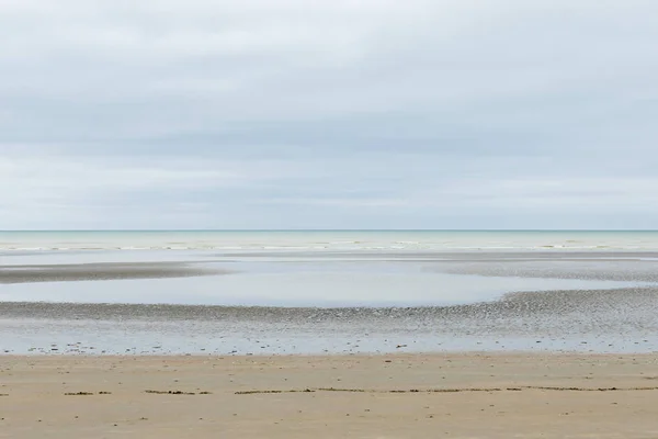 Oostduinkerke, Belhium : Paysage marin minimaliste avec verts et bleus — Photo