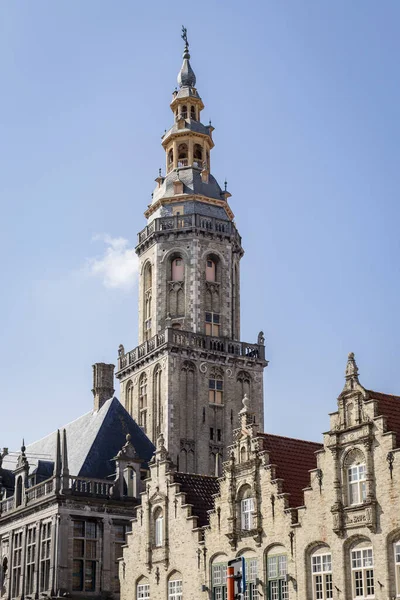 Veurne, Belgique : La tour du beffroi contre un ciel bleu — Photo