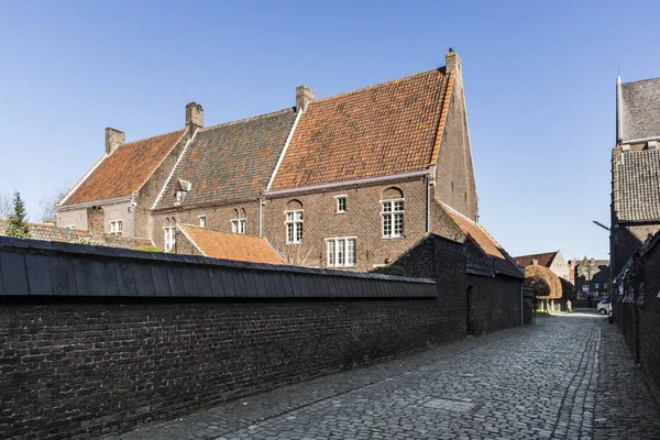 Gent, Belgio - 22 marzo 2020: Alleyway in the Saint Elisabeth beguinage Patrimonio dell'Umanità Unesco. Strada acciottolata . — Foto Stock