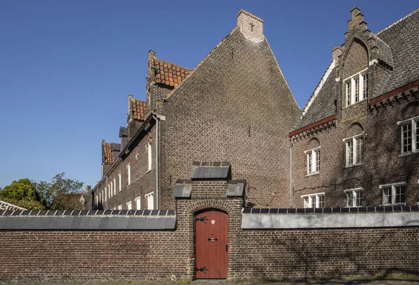 Gent, Bélgica - 22 de marzo de 2020: Entrada a una de las casas en el beguinage de Santa Isabel. Patrimonio Mundial de la Unesco — Foto de Stock