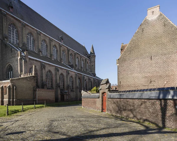 Gent, Belgio - 22 marzo 2020: La chiesa nel beguinage di Santa Elisabetta o Groot Begijnhof. Patrimonio mondiale dell'Unesco — Foto Stock